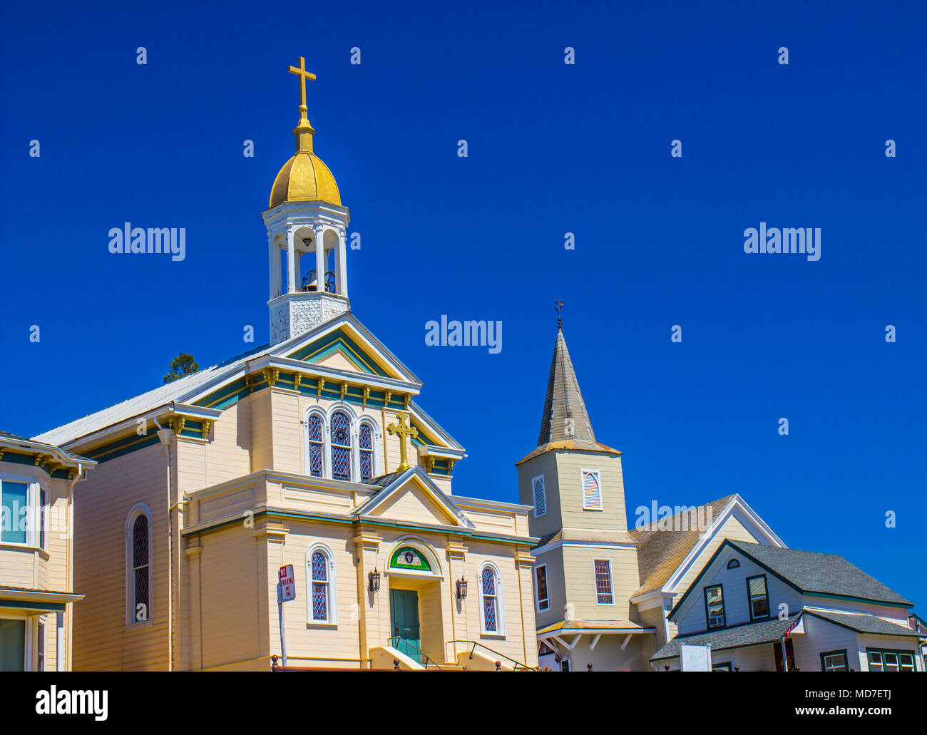 Kirchtürme, Türme, Türme & Cross Stockfoto