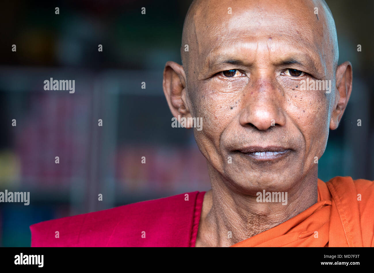 Ein buddhistischer Mönch aus Schmerz Oo Lwin, Myanmar, ein möglicher zweiter Hand Zeugnis für eine amerikanische Flugzeugabsturz im Birma Theater im Zweiten Weltkrieg, stellt sich für ein Portrait nach seinem Zeugnis geben für die Ermittler von der Verteidigung POW/MIA Accounting Agentur (DPAA), 10. März 2018. Die Mission von DPAA ist die möglichst vollständige Buchhaltung für unsere fehlenden Personal zu ihren Familien und der Nation zu stellen. (U.S. Air Force Foto: Staff Sgt. Matthew J. Bruch) Stockfoto