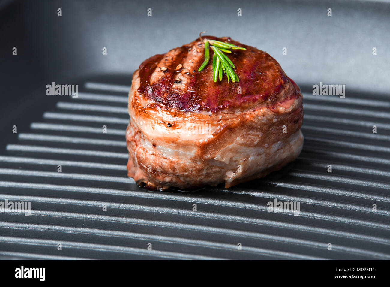 Leckeres Rindfleisch Steak gebraten auf Grillpfanne. Studio schießen. Nahaufnahme. Stockfoto