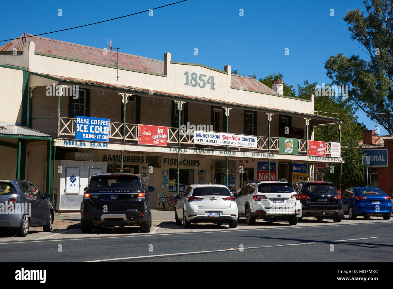 Alte Geschäft gegenüber Goulbun Fluss in Murchison, Victoria, Australien. Stockfoto