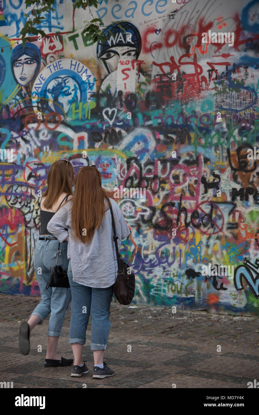 Zwei Mädchen anstarren, die John Lennon Mauer in Prag, Tschechische Republik Stockfoto