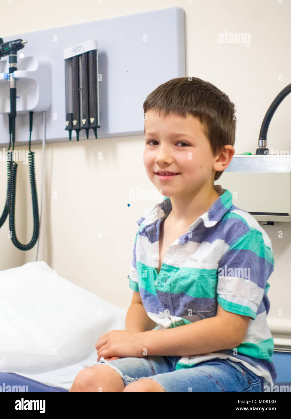 Porträt der kleine Junge in der Arztpraxis Stockfoto