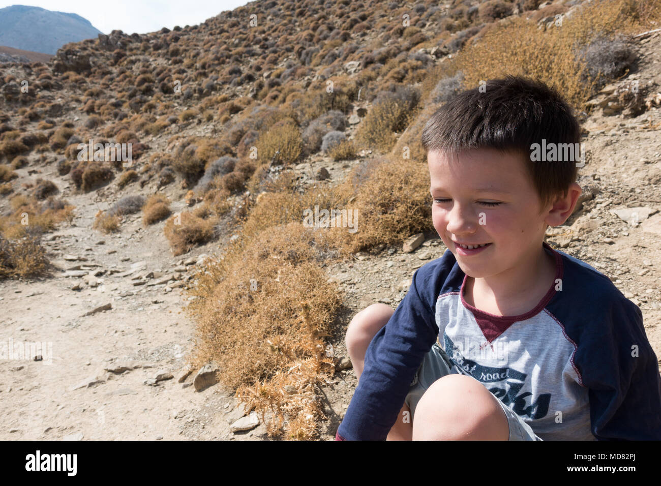 Happy little boy Erkundung Berglandschaft, Kreta, Griechenland Stockfoto