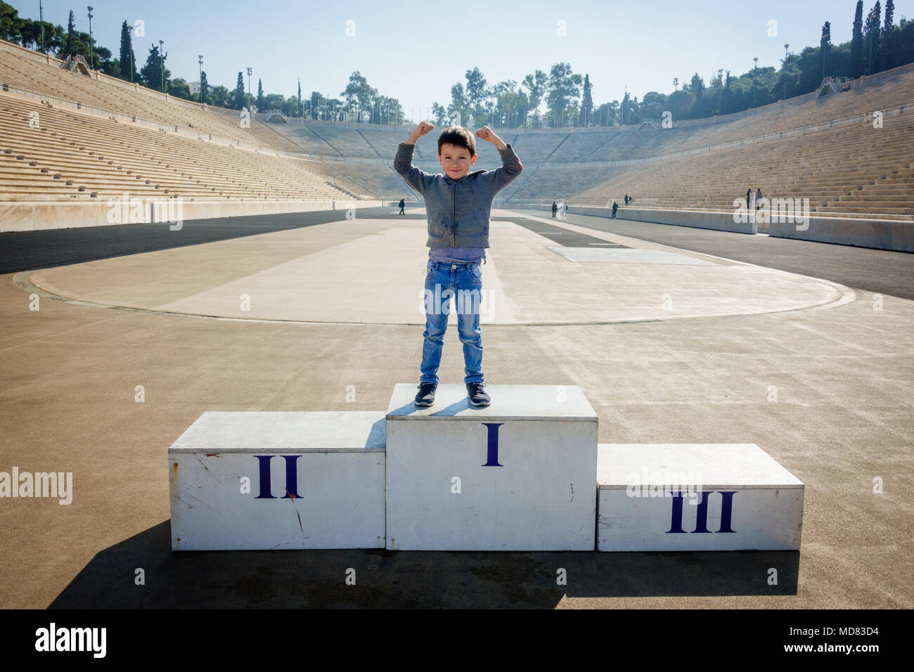 Junge posiert auf dem Siegertreppchen bei panathinaiko Stadion, Athen, Griechenland, Europa Stockfoto