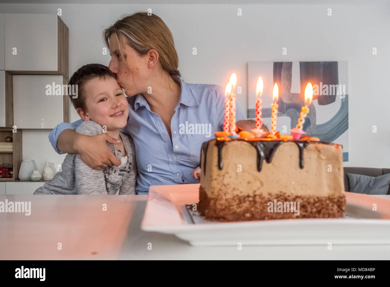 Mutter feiert Geburtstag mit ihrem Sohn zu Hause Stockfoto