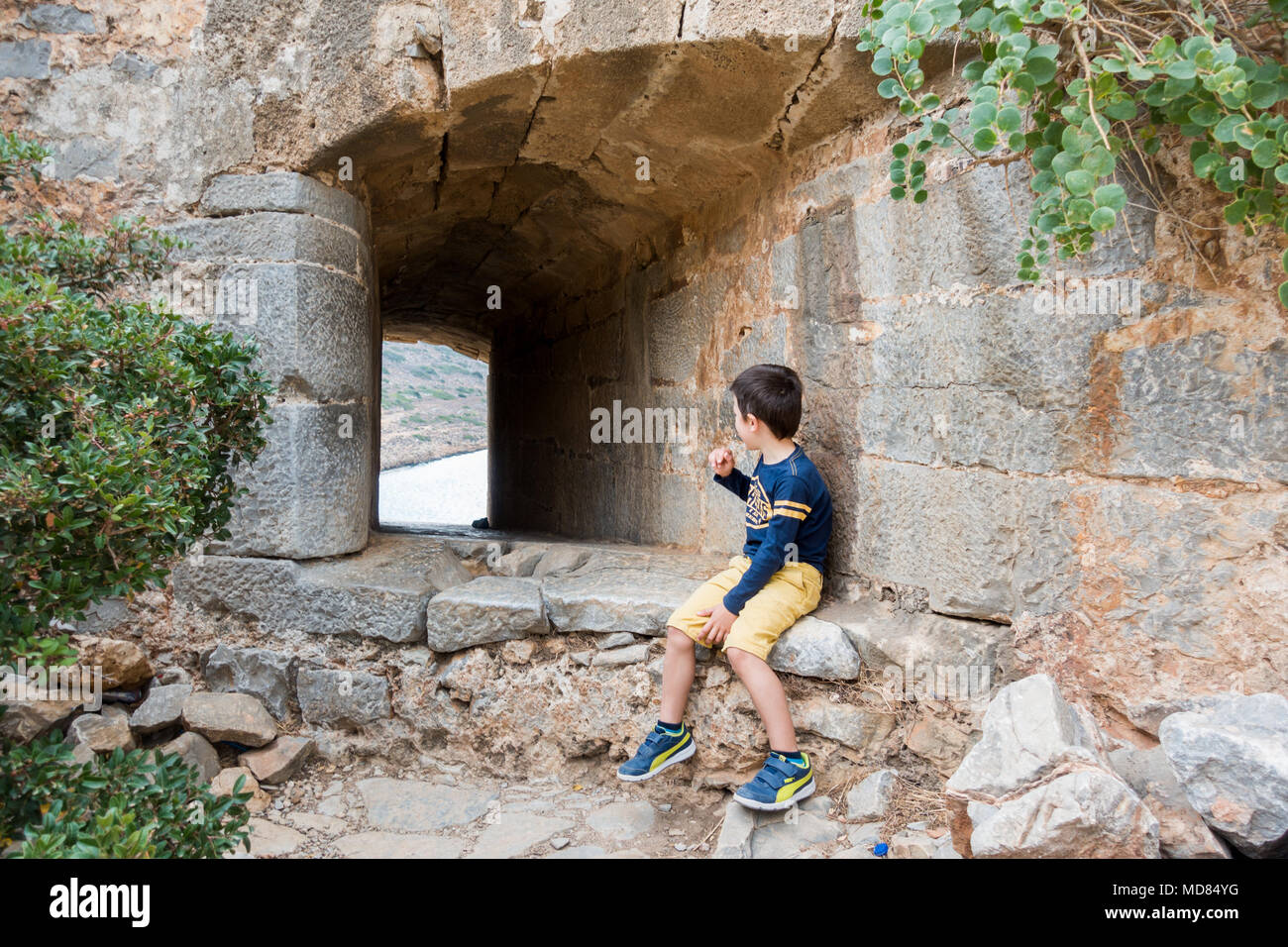 Junge an Spinalonga fort, Kreta, Griechenland Stockfoto