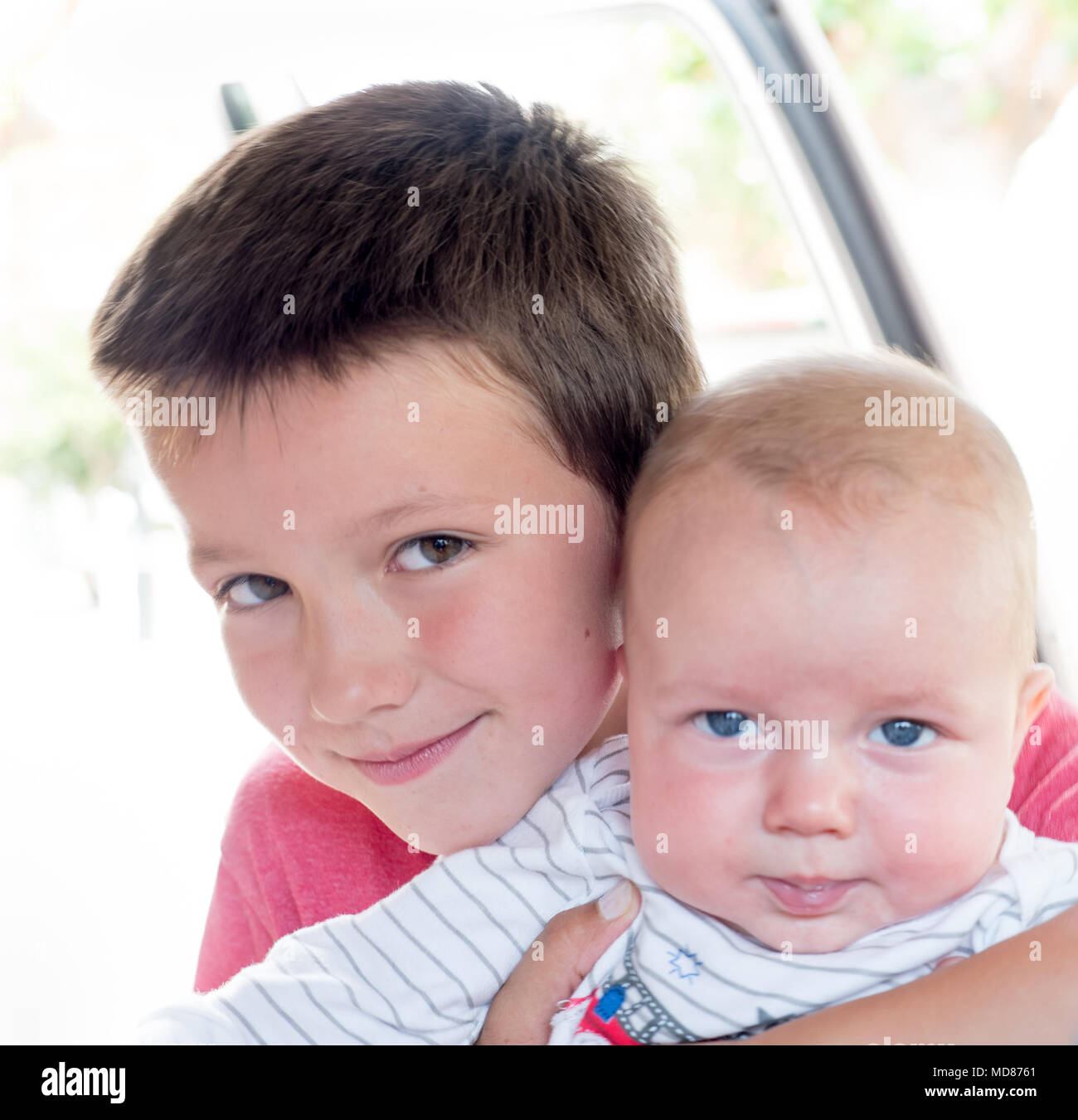 Portrait der Junge seinen kleinen Bruder Holding Stockfoto