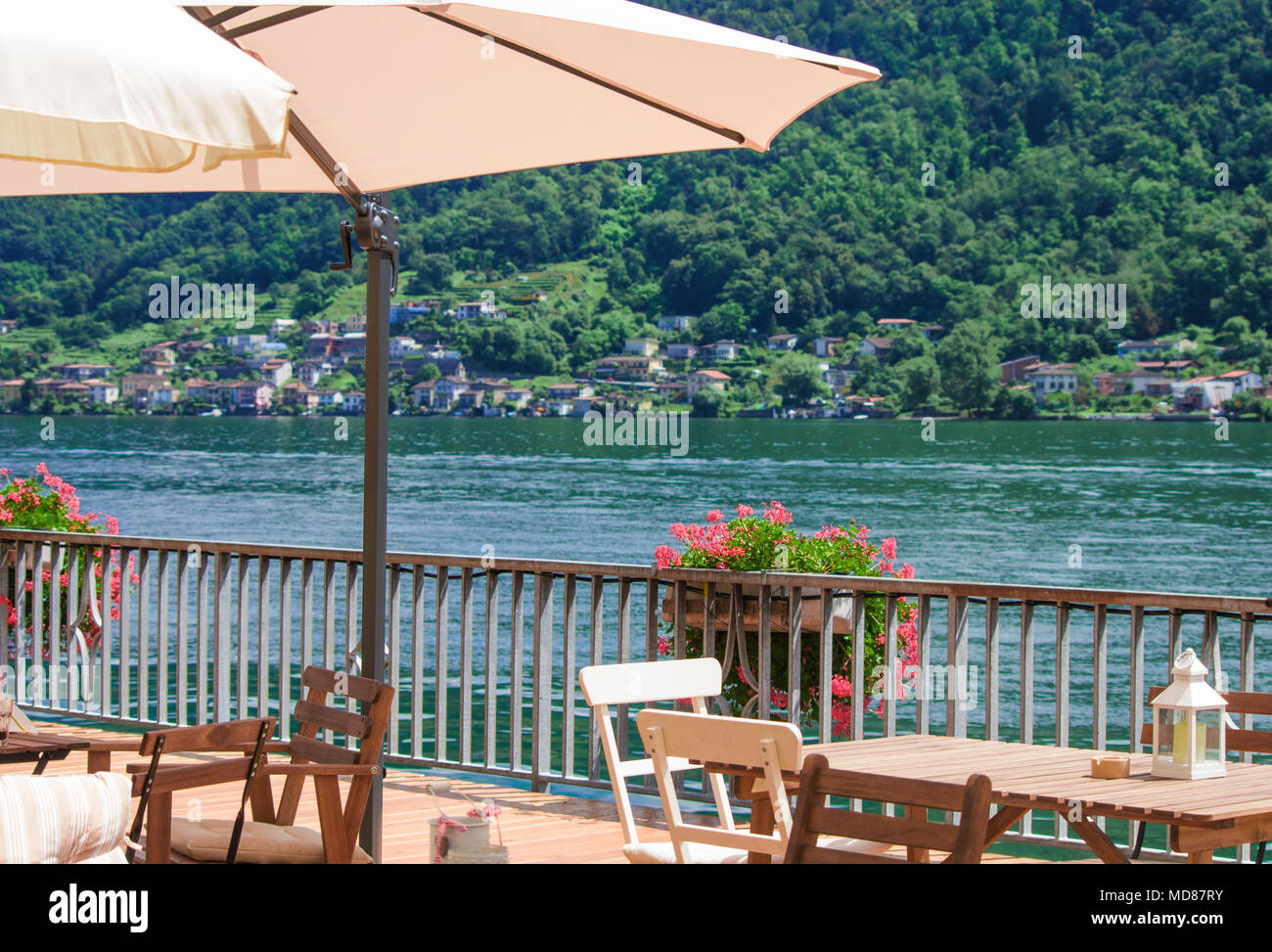 Panoramablick auf die Terrasse, wo Sie einen Drink genießen können, während Sie die Aussicht genießen. Luganer See, Schweiz Stockfoto