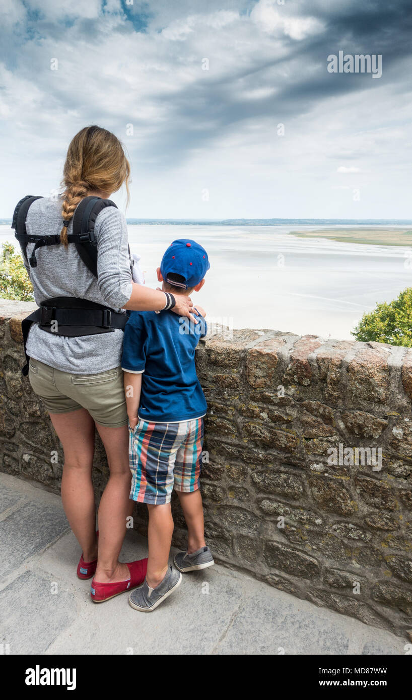 Ansicht der Rückseite des Mutter und Sohn mit Blick auf das Meer, Bretagne, Frankreich, Europa Stockfoto
