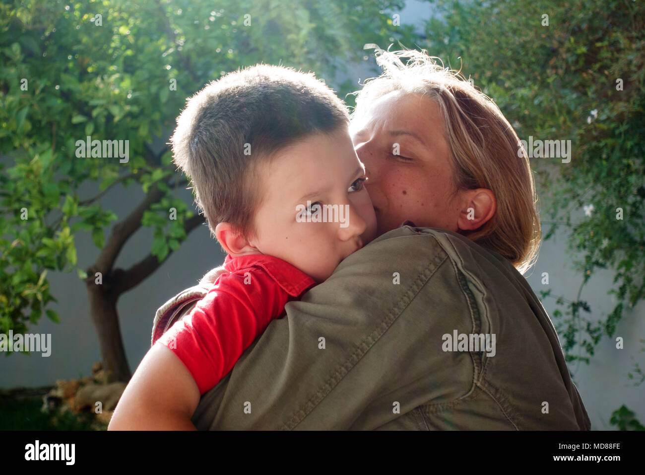 Nahaufnahme der Mutter umarmen und küssen ihr Sohn Stockfoto