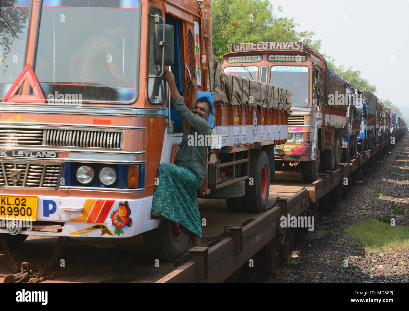 Eine freundliche Trucker und Lkw über Indien mit der Bahn transportiert Stockfoto