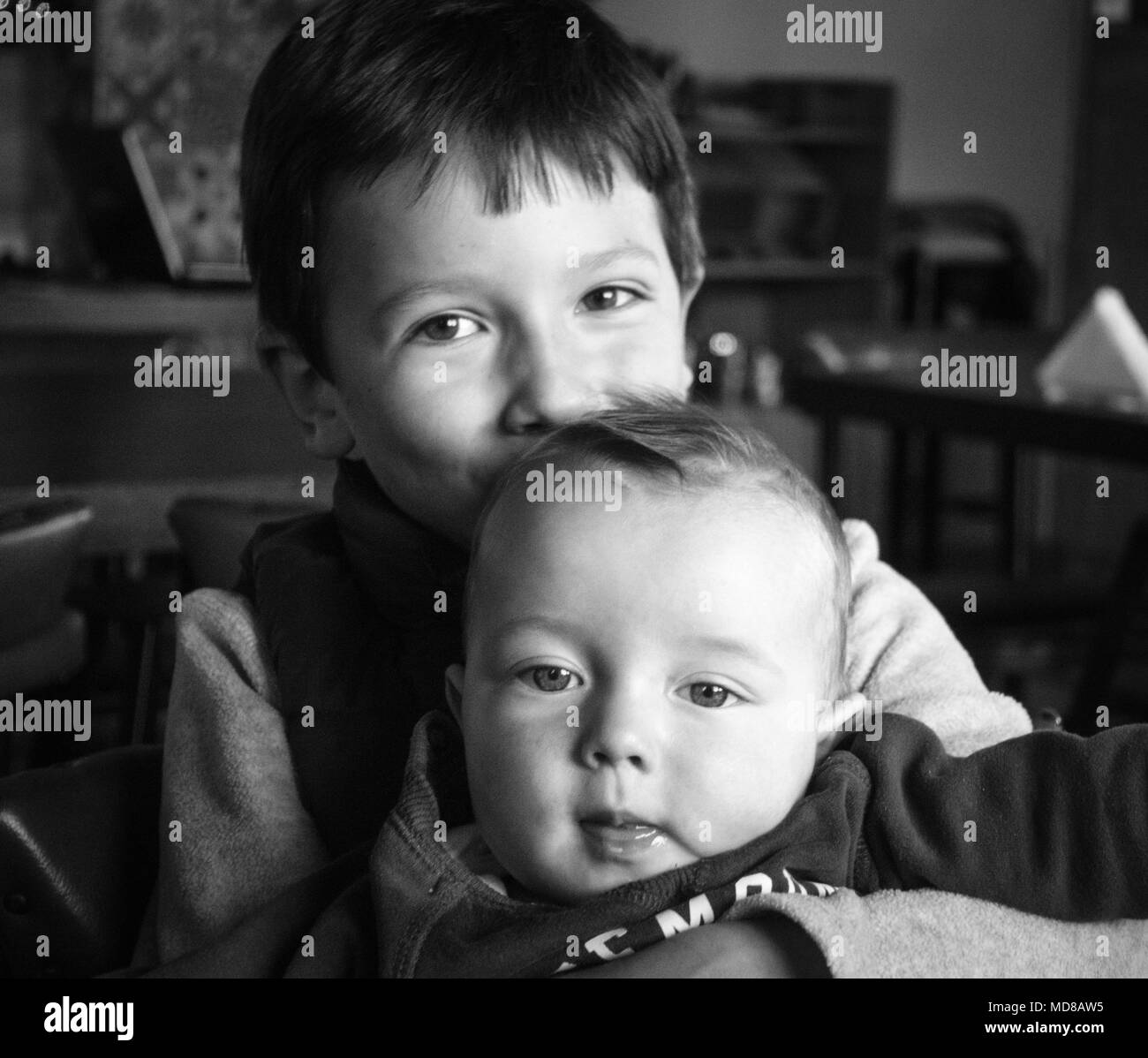 Portrait von boy Holding baby Brother, Griechenland Stockfoto