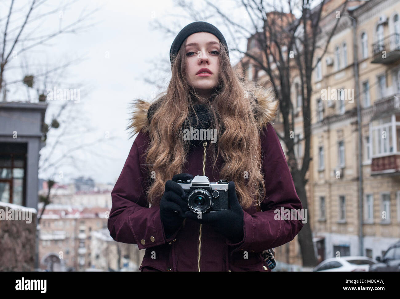 Hipster girl Fotograf mit retro Kamera fotografieren gehen auf Stadt. Stockfoto