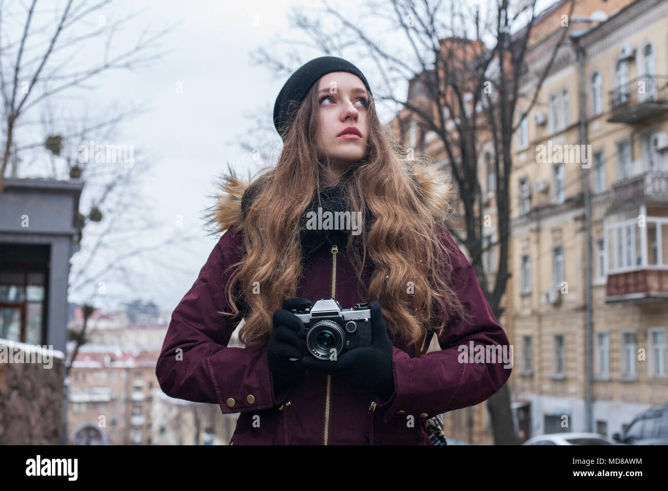 Hipster girl Reisenden mit retro Kamera fotografieren gehen auf Stadt. Stockfoto