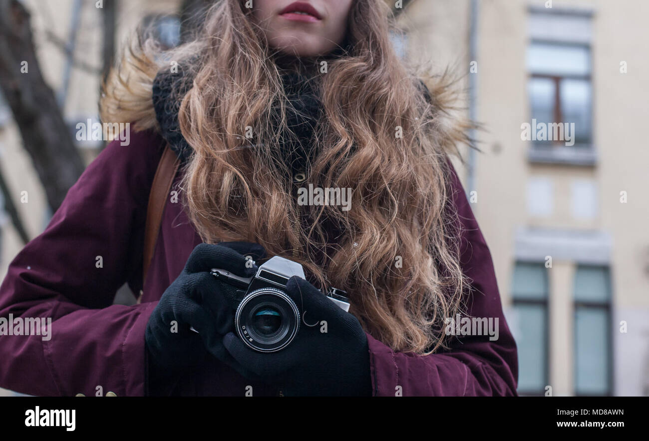 Hipster girl Fotograf mit retro Kamera fotografieren gehen auf Stadt. Stockfoto
