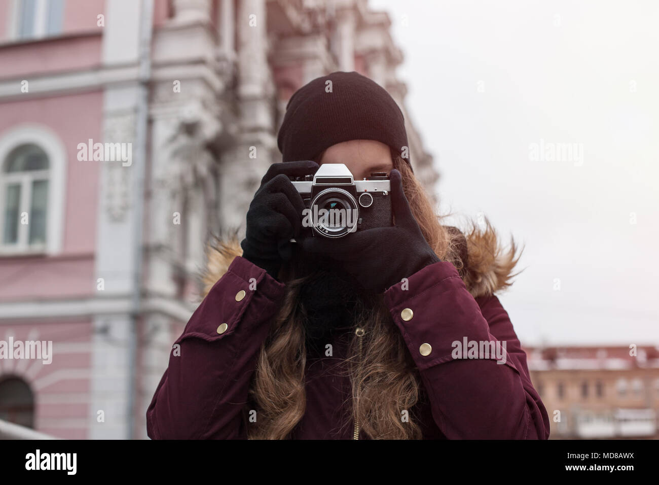 Hipster girl Tourist mit retro Kamera die Bilder auf der Stadt. Stockfoto