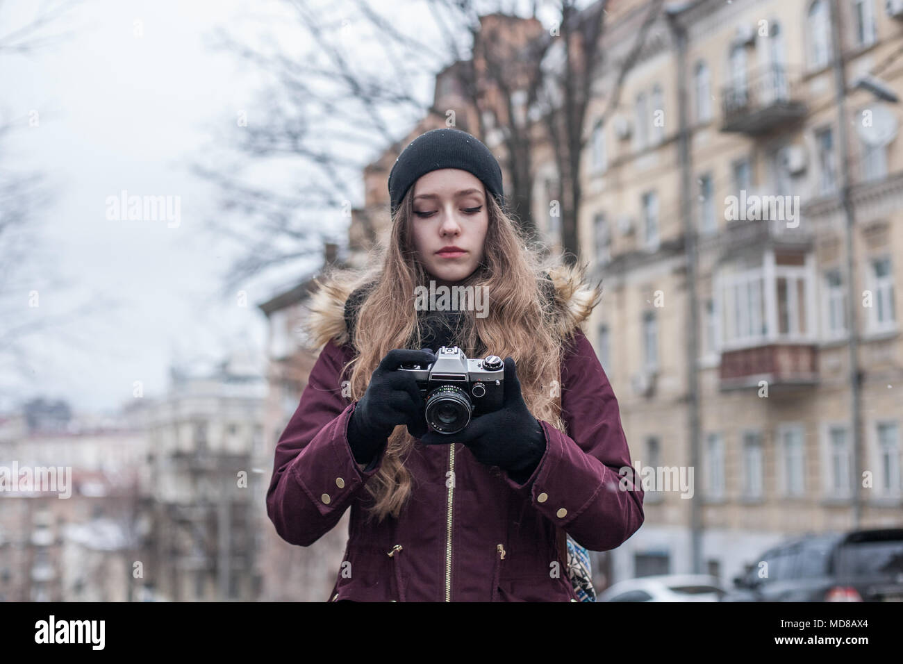 Hipster girl Tourist mit retro Kamera die Bilder auf der Stadt. Stockfoto