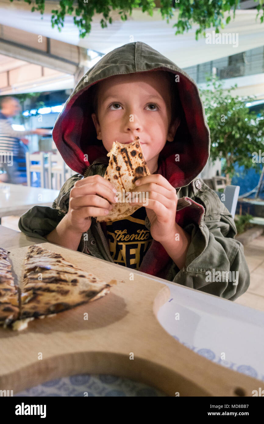 Junge pita Brot essen im Restaurant Stockfoto