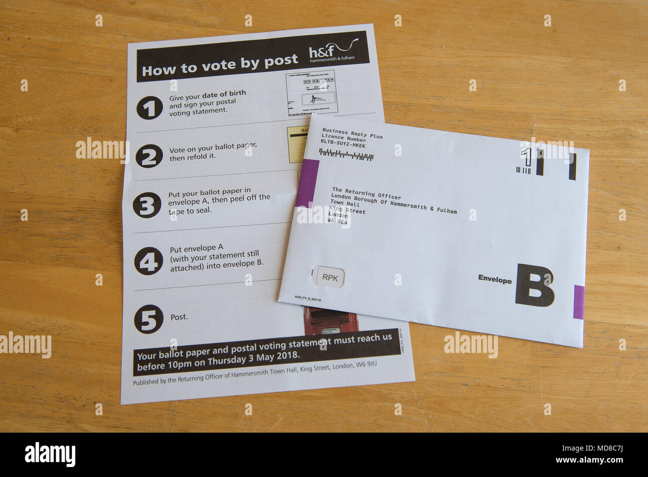 London, Großbritannien. 17. April 2018. Stimmzettel für die Abstimmung per Post in einem lokalen Wahlen 2018 in Großbritannien. Credit: Marcin Urban/Alamy leben Nachrichten Stockfoto