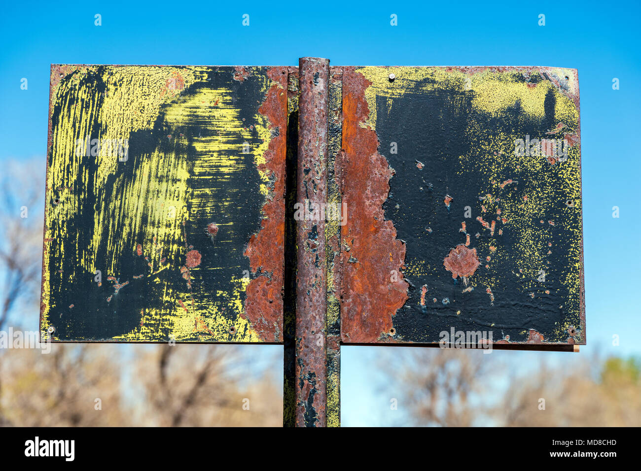 Verwittert und verrostete Eisenbahn unterzeichnen. Land über den Arkansas River von Salida, Colorado; ist leer und unfruchtbar, die von der Union Pacific Railroad. Sali Stockfoto