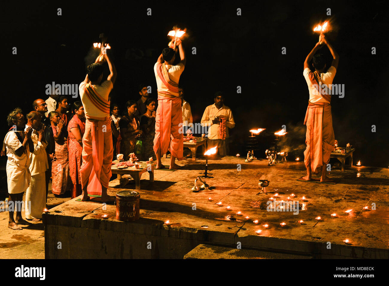 Hinduismus: Ganga Aarti Puja (Abend) Zeremonie in Varanasi, Indien Stockfoto