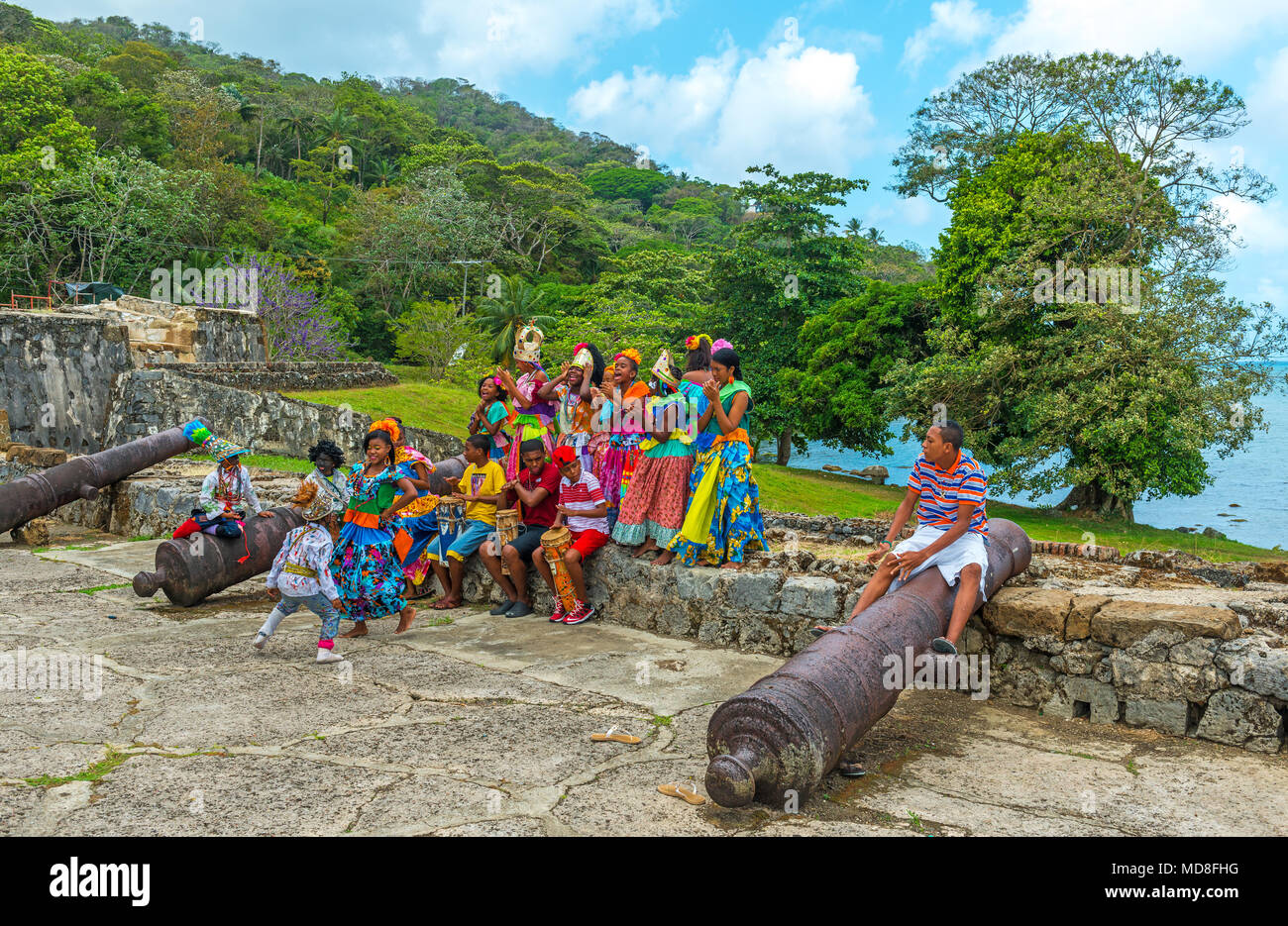 Eine Gruppe von Panamenians Durchführung der Kongo tanz in einem der spanischen Festungen (daher der Kanoniker) von Portobelo durch die Karibik, Panama. Stockfoto