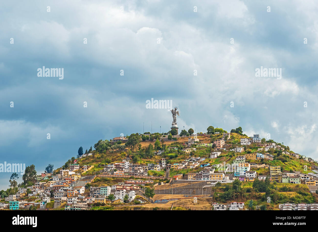 Die Panecillo Hill mit der Jungfrau von Quito mit traditionellen farbenfrohen Gehäuse in der historischen Altstadt von Quito, Ecuador, Südamerika. Stockfoto