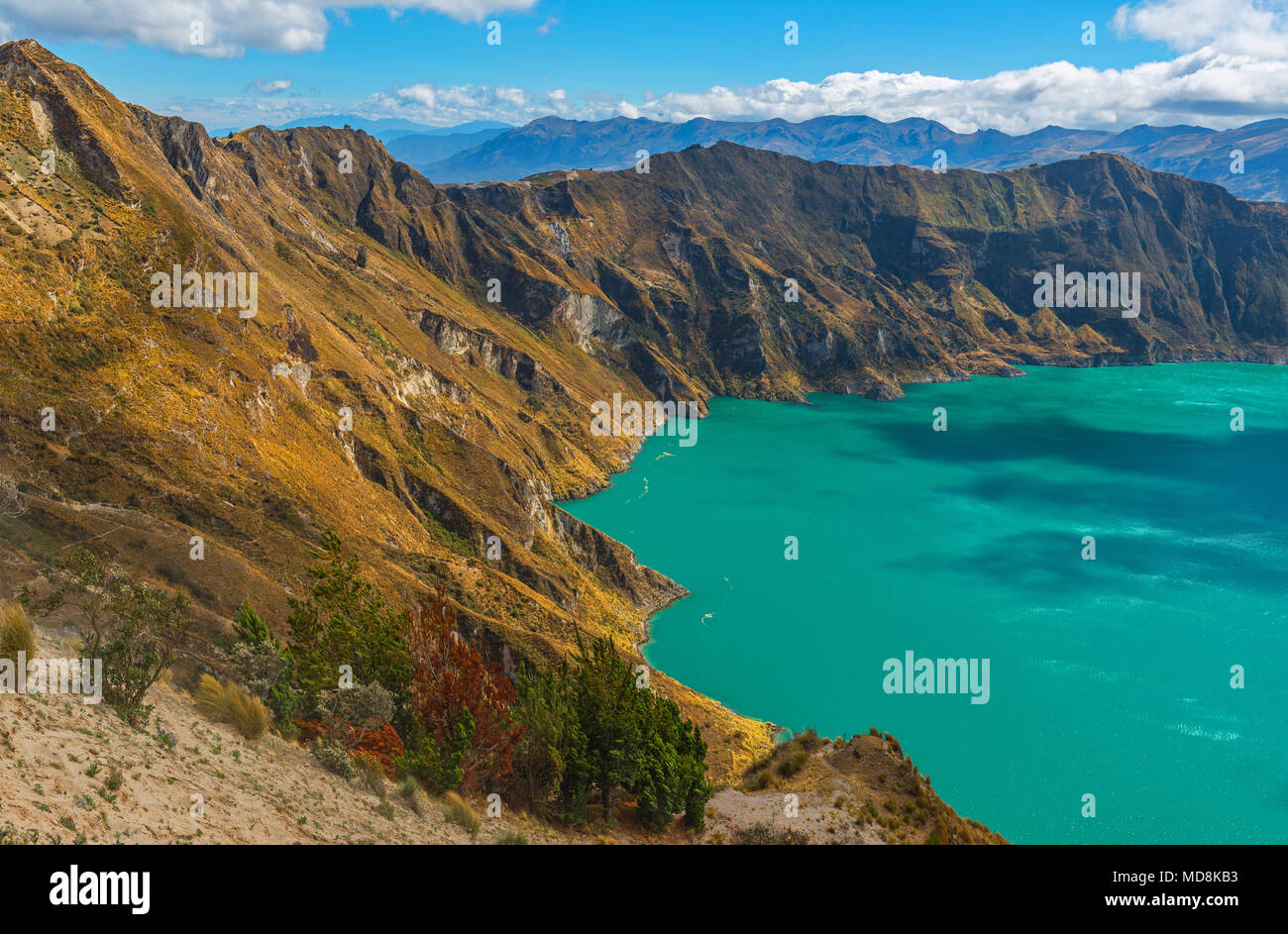 Landschaft der Quilotoa Kratersee mit seinem türkisblauen Wasser in den Anden in der Nähe von Quito, Ecuador, Südamerika. Stockfoto