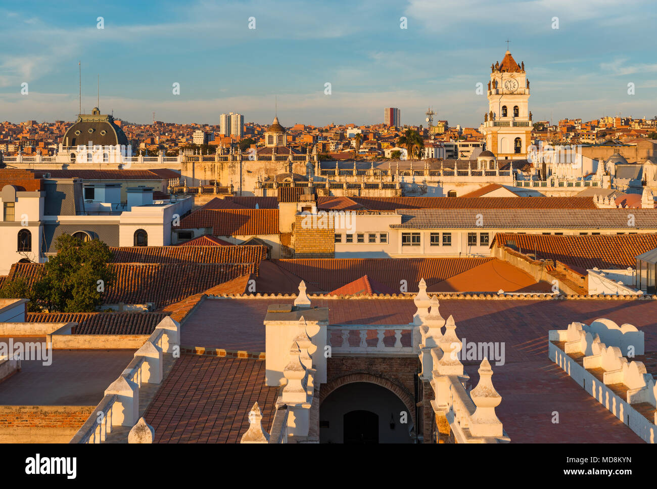 Stadtbild und die Skyline von Sucre Stadt bei Sonnenuntergang vom Dach des Felipe Neri Kirche in den Anden, Bolivien, Südamerika gesehen. Stockfoto