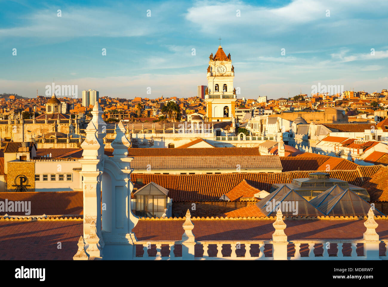 Stadtbild und die Skyline von Sucre Stadt bei Sonnenuntergang vom Dach des Felipe Neri Kirche in den Anden, Bolivien, Südamerika gesehen. Stockfoto Stadtbild und die Skyline von Sucre Stadt bei Sonnenuntergang vom Dach des Felipe Neri Kirche in den Anden, Bolivien, Südamerika gesehen. Stockfoto