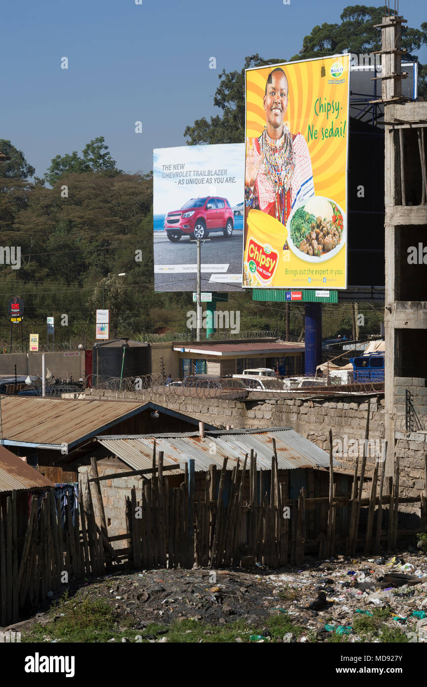 Slum mit Plakaten Werbung Autos und Speiseöl, Ngong Road, Nairobi, Kenia Stockfoto