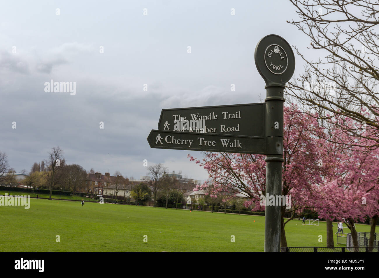 Wegweiser Wegbeschreibungen für die Wandle Trail, Kimber Straße und Kirschbaum Spaziergang in King George's Park, Wandsworth. Von König George 1923 eröffnet Stockfoto
