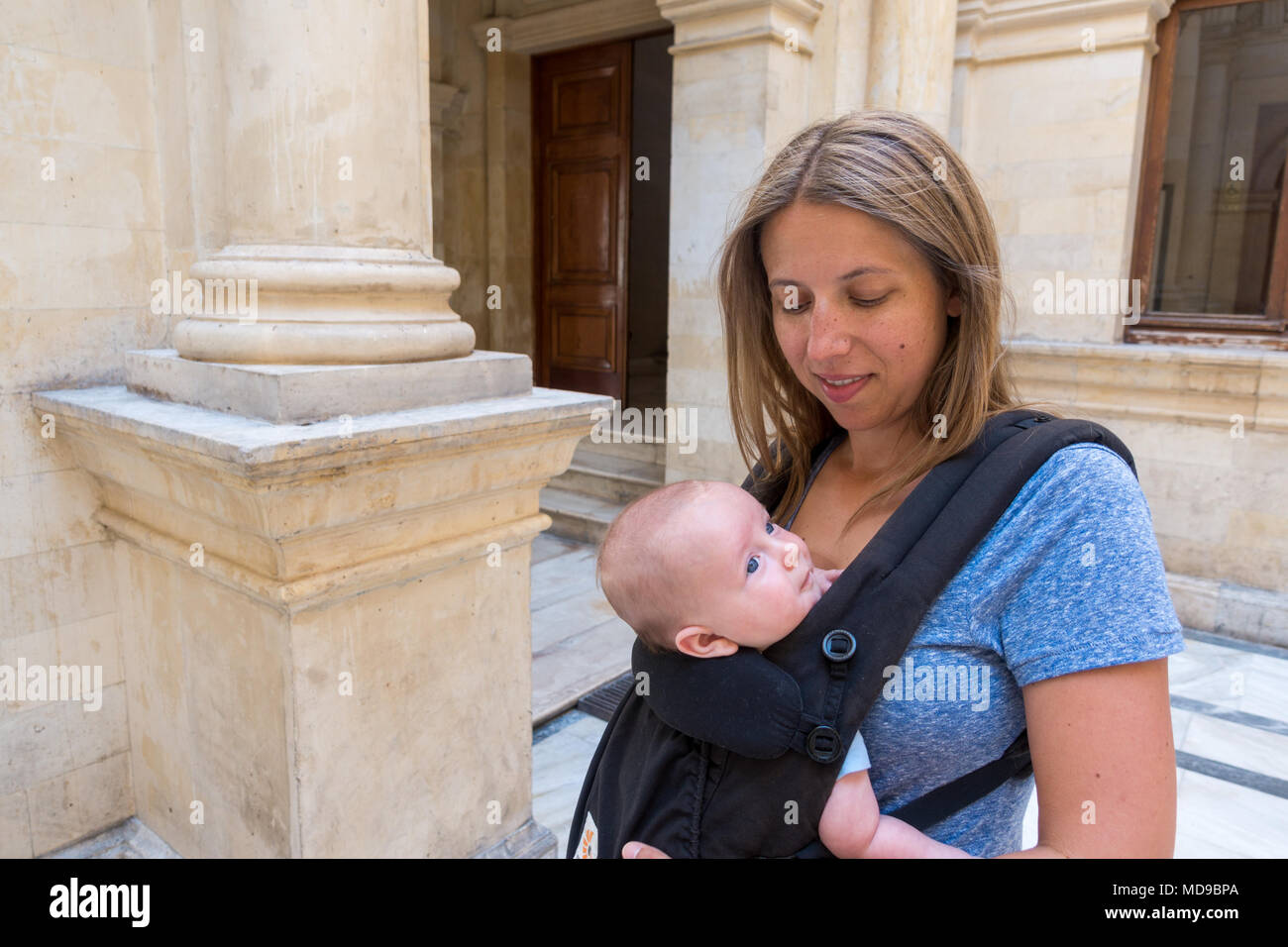 Mutter mit niedlichen kleinen Baby boy in Träger, Heraklion, Griechenland Stockfoto