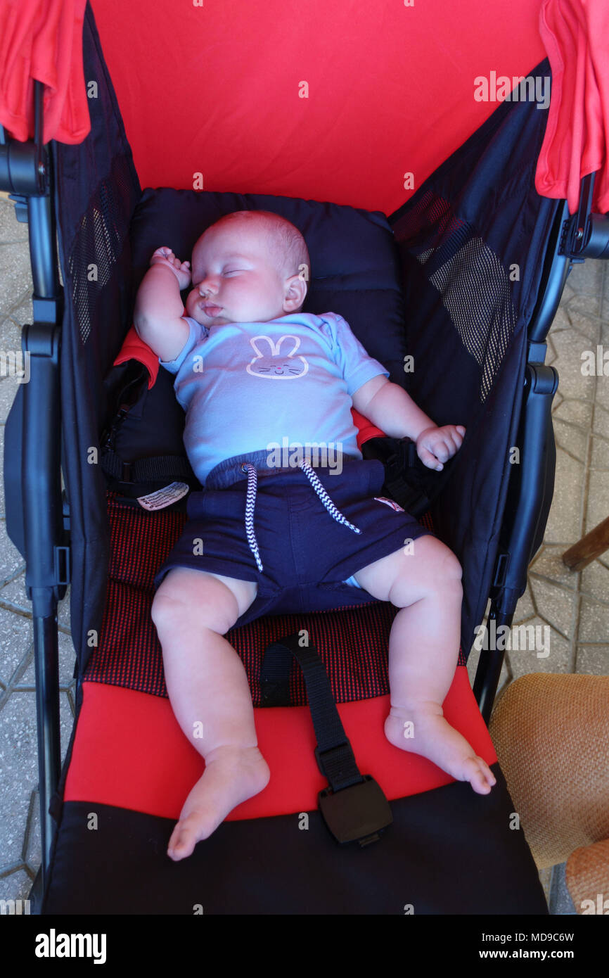 Süße kleine Baby im Kinderwagen schlafen Stockfoto