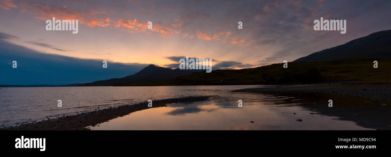 Quinag und Loch Assynt bei Sonnenuntergang von Ardvreck Castle an der Nordküste 500 Stockfoto