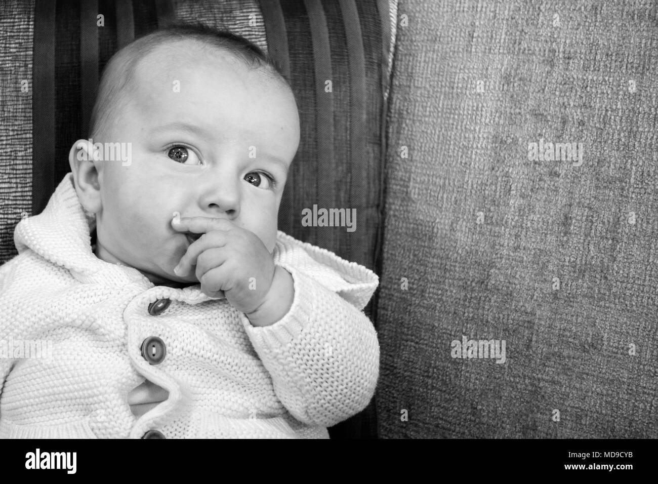 Close-up baby boy Saugen Daumen Stockfoto