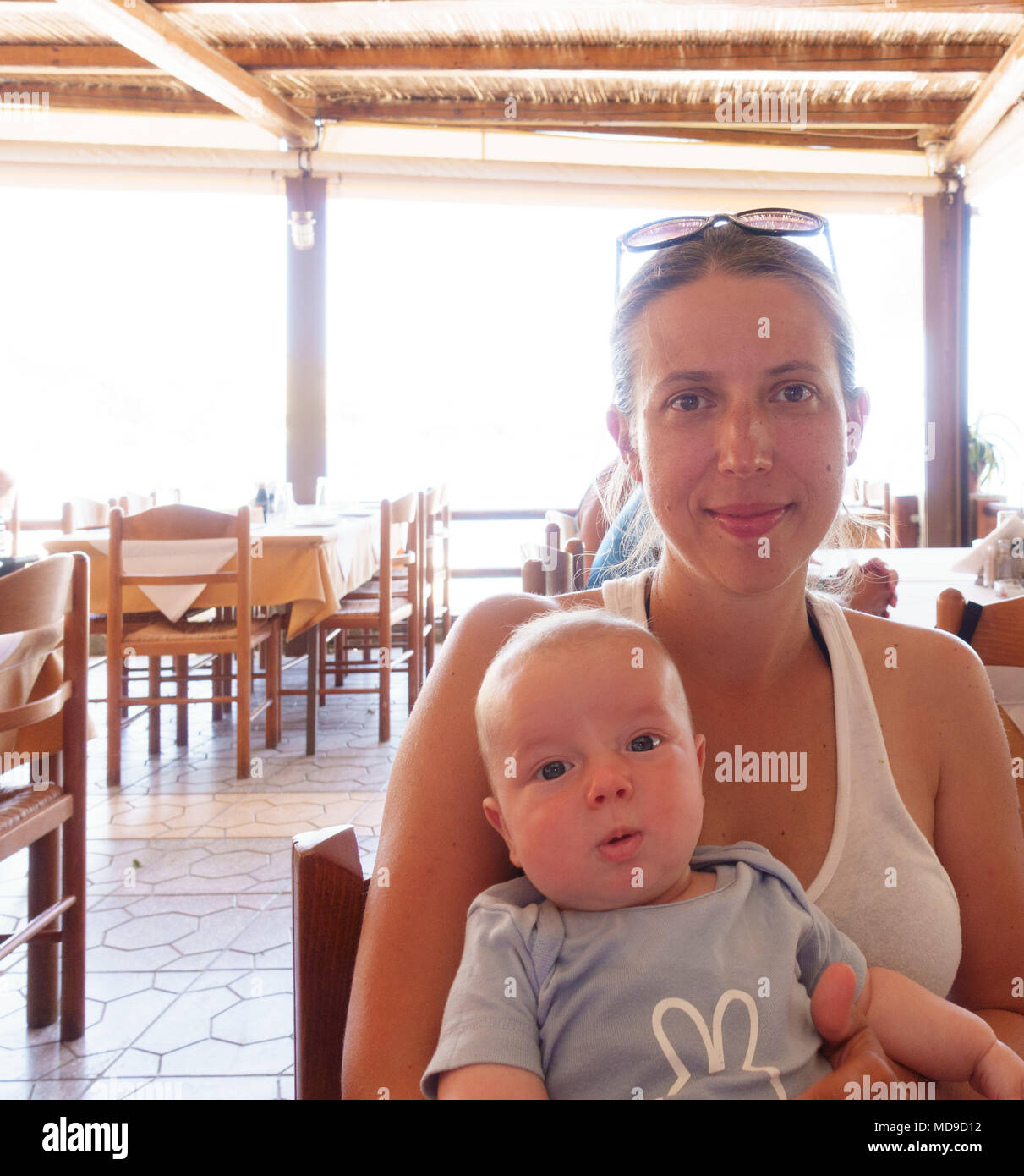 Mutter mit ihrem kleinen Baby im Restaurant, Heraklion, Griechenland Stockfoto
