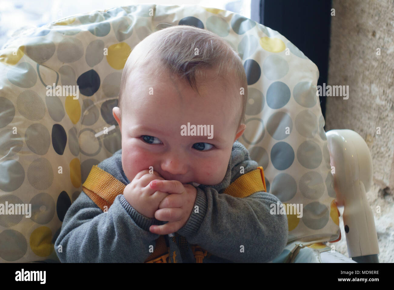 Adorable Baby Boy mit Finger im Mund Stockfoto