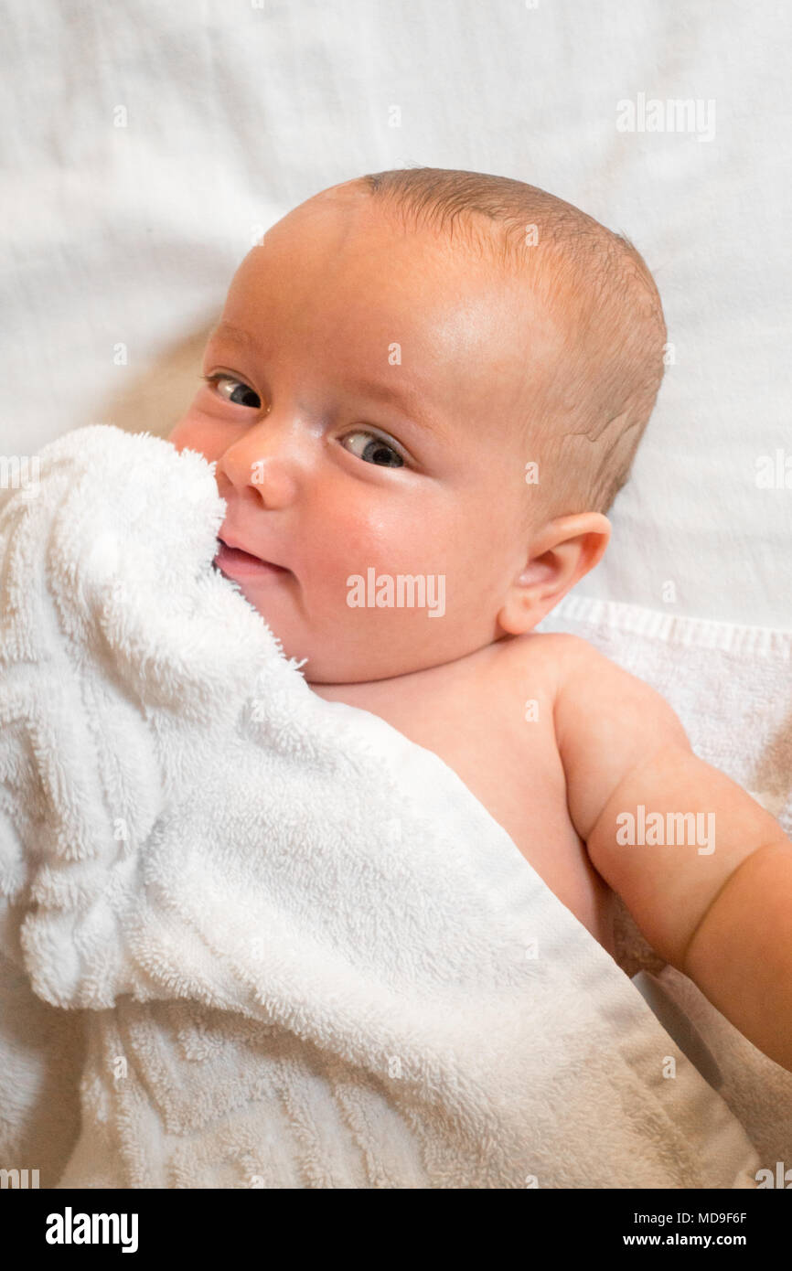 Close-up baby boy in Handtuch Stockfoto Close-up baby boy in Handtuch Stockfoto