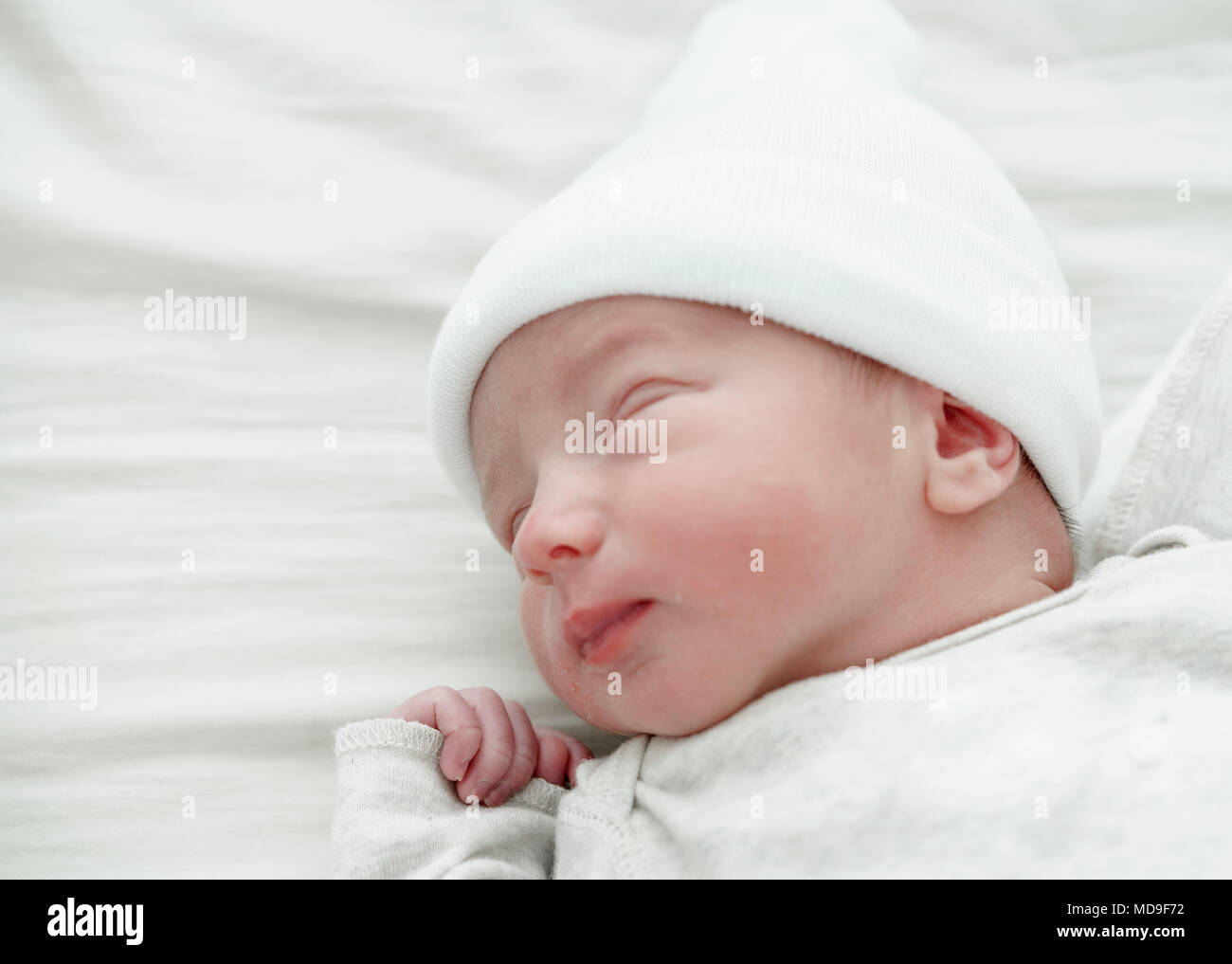 Cute Baby Junge schlafend auf dem Bett Stockfoto