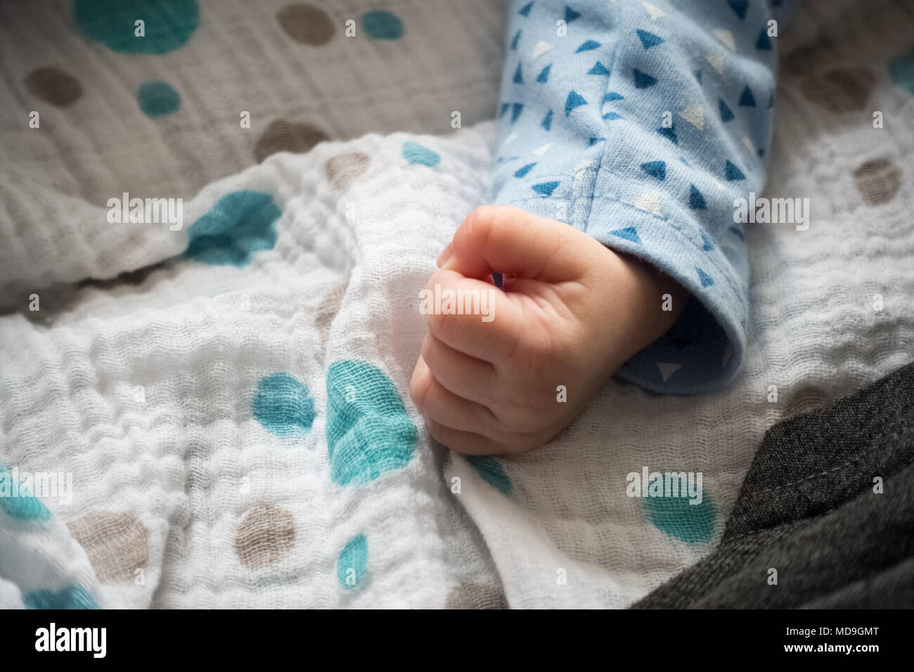 Cute Baby hand auf Bett Stockfoto