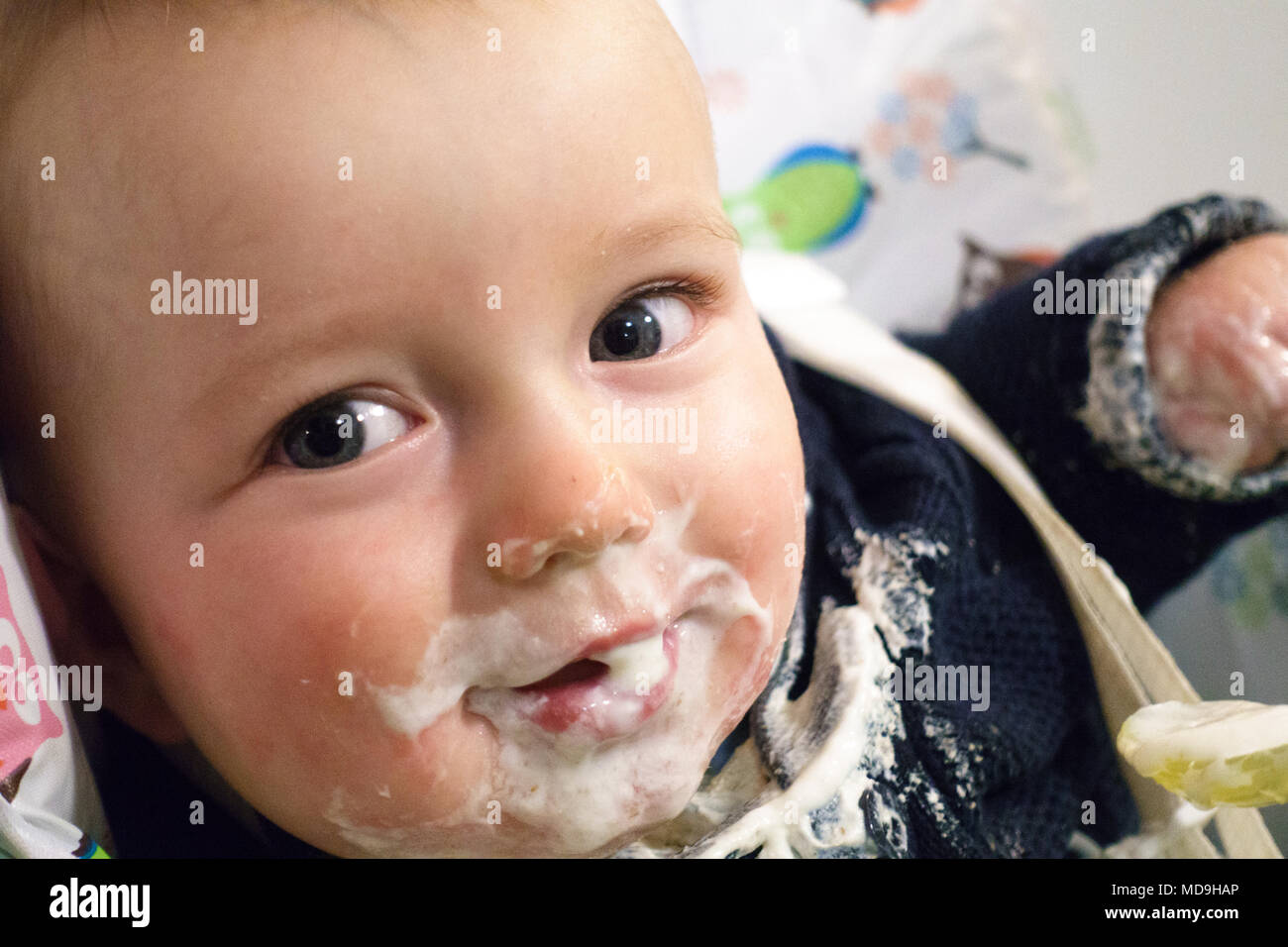 Portrait von wenig unordentlich baby boy mit Essen rund um den Mund Stockfoto