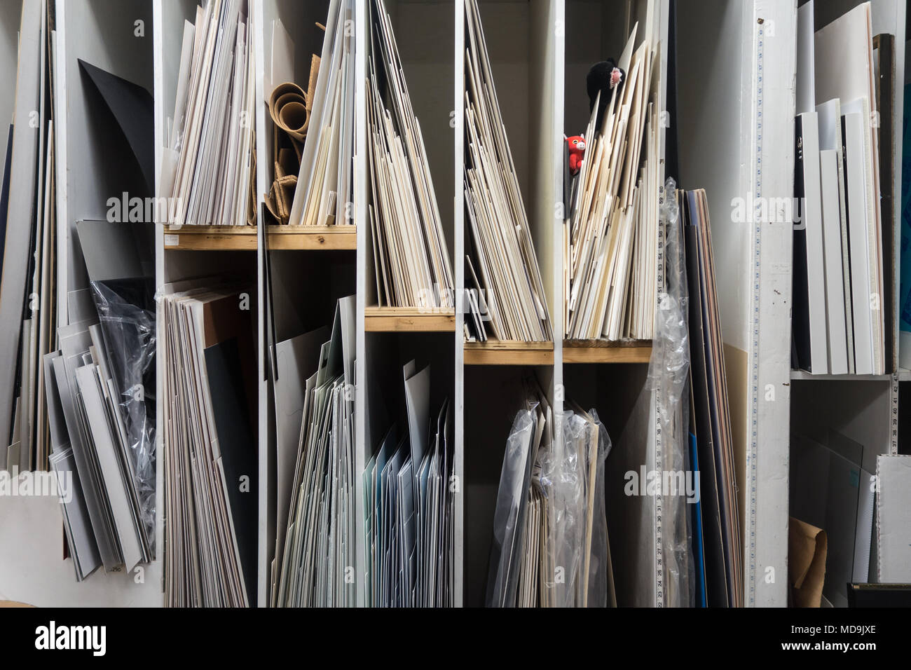 Backing Boards sind in Fächer in einem Bilderrahmen shop organisiert Stockfoto