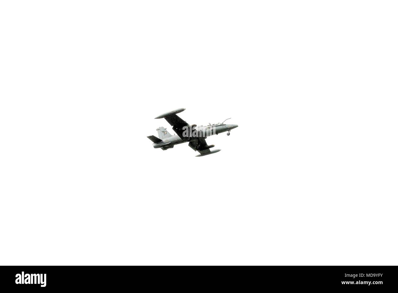 Militär Flugzeug zu fliegen auf die Geschwindigkeit Stockfoto