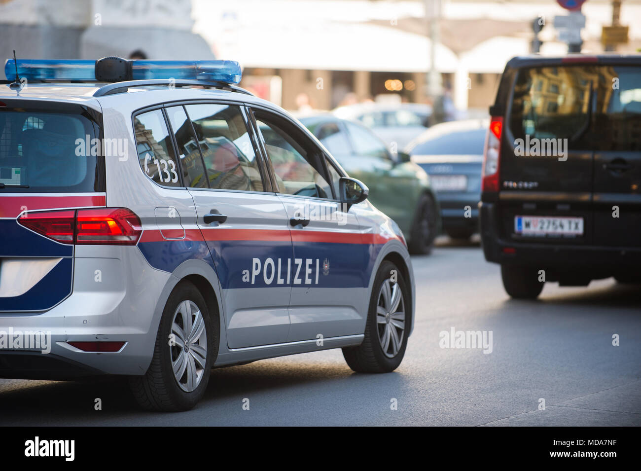 Eine Polizeistreife in der Straße von Wien zu sehen. Stockfoto