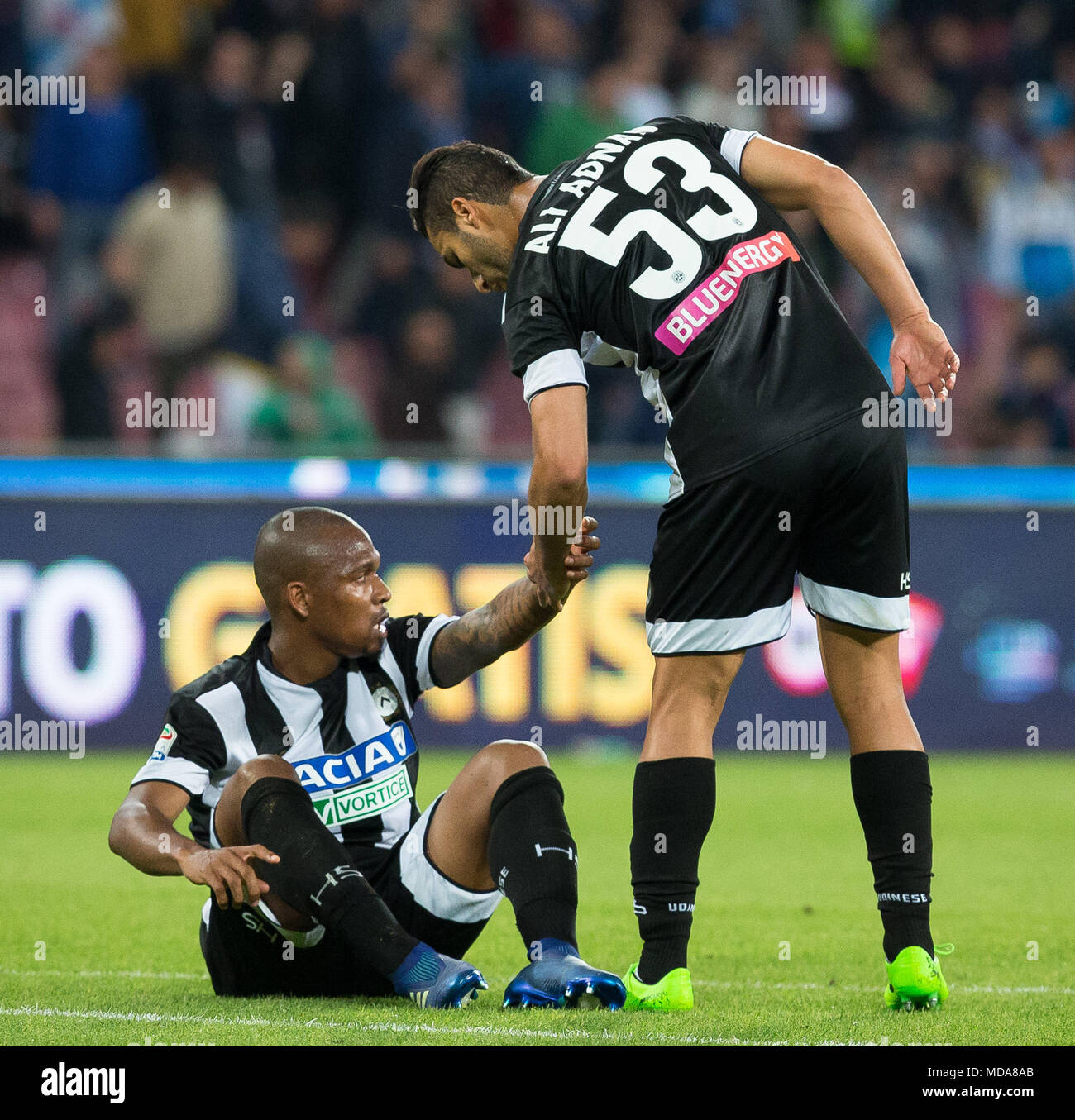 Neapel, Kampanien, Italien. 18 Apr, 2018. Samir Santos und Ali Adnan Kadhim von Udinese reagiert während der Serie ein Fußballspiel zwischen SSC Napoli und Udinese Calcio San Paolo Stadions. Credit: Ernesto Vicinanza/SOPA Images/ZUMA Draht/Alamy leben Nachrichten Stockfoto