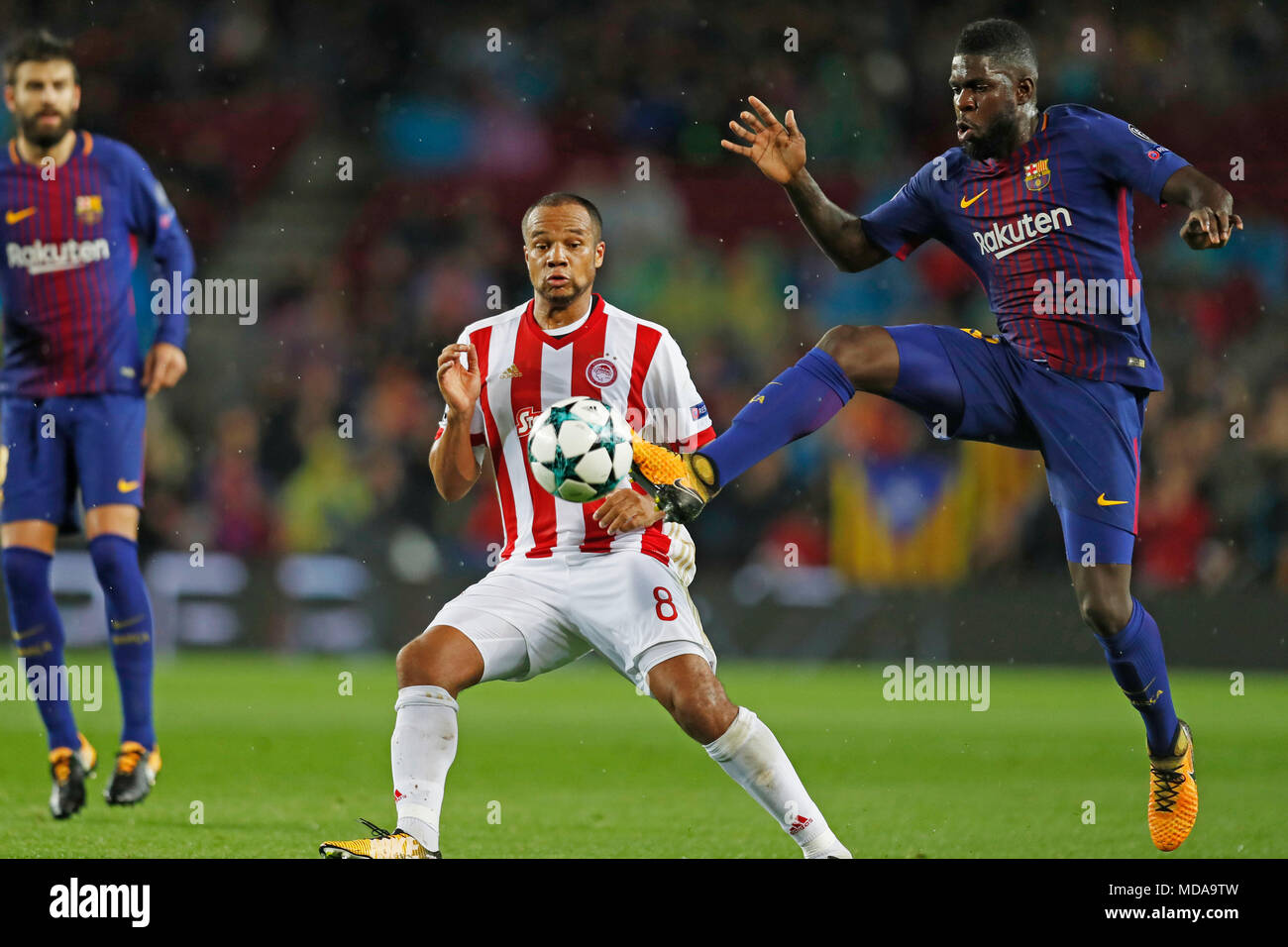 Barcelona, Spanien. Credit: D. 18. Okt 2017. Vadis - ofoe Odjidja (Olympiakos Piräus), Samuel Umtiti (Barcelona) Fußball: UEFA Champions League Gruppe D Match zwischen dem FC Barcelona 3-1 Olympiakos Piräus im Camp Nou Stadion in Barcelona, Spanien. Credit: D. Nakashima/LBA/Alamy leben Nachrichten Stockfoto