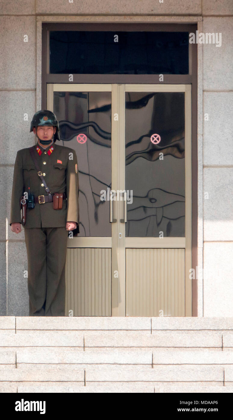 Panmunjom, Apr 18, 2018: Ein Nordkoreanischer Soldat steht Wache an der Waffenstillstand Dorf Panmunjom in der demilitarisierten Zone (DMZ) Trennung von Nordkorea aus dem Süden, in Paju, nördlich von Seoul, Südkorea. Nordkoreanischen Führer Kim Jong-Un und südkoreanischen Präsidenten Mond Jae-In wird ein inter-koreanischen Gipfel Peace House, ein Südkorea-gesteuerte Gebäude in Panmunjom halten, am 27. April. Bild am 18. April 2018 berücksichtigt. (Foto von Lee Jae-Won/LBA) (Südkorea) Stockfoto