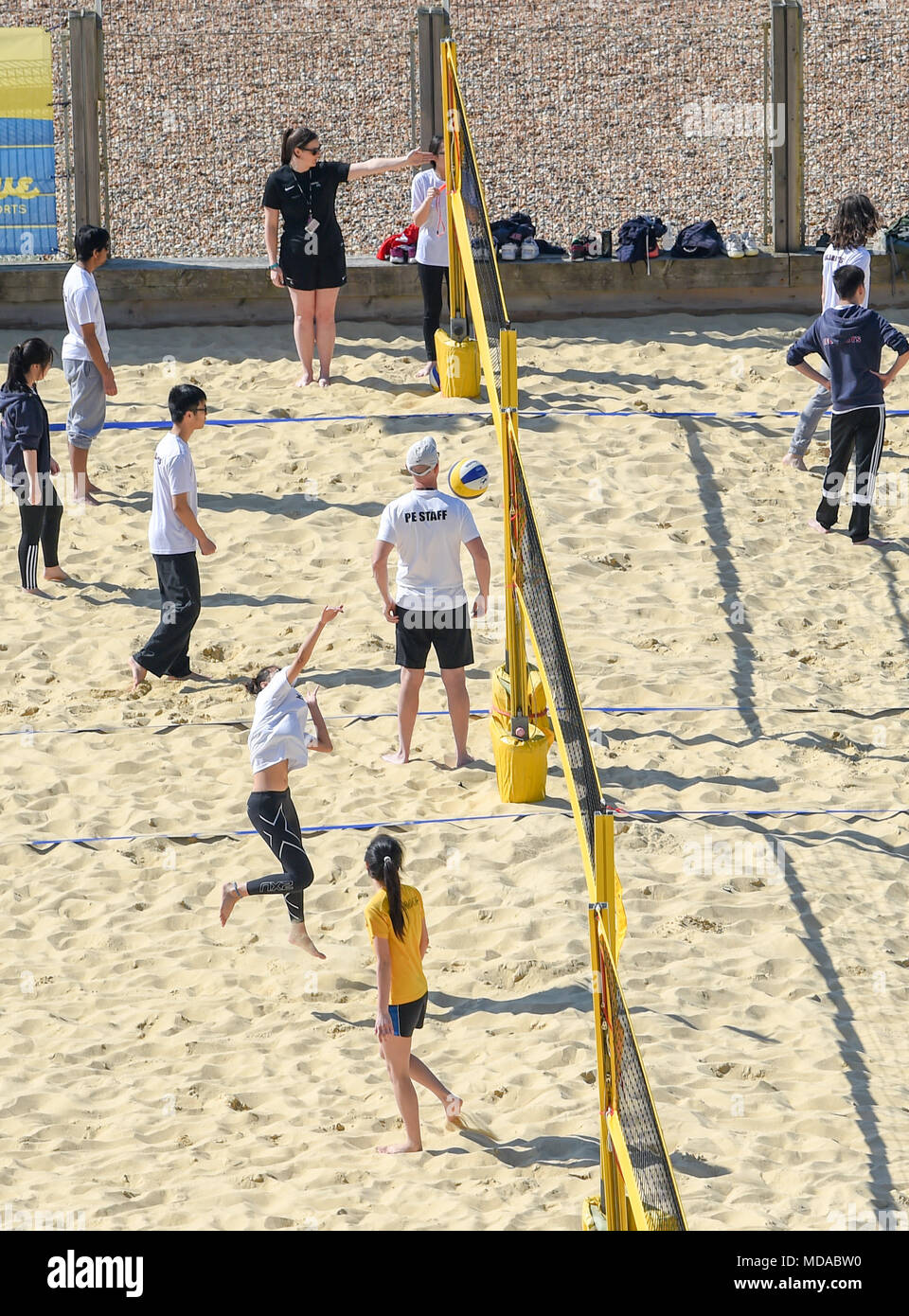 Brighton, UK. 19 Apr, 2018. Es ist an der Yellowave Beachvolleyball am Strand von Brighton beschäftigt heute morgen als Spieler, die die meisten von einem anderen heißen, sonnigen Tag zu machen. Die heissen, sonnigen Wetter ist in Großbritannien mit Temperaturen erwartet In den 20er Jahren in Teilen der South East Credit zu erreichen: Simon Dack/Alamy Live News, um fortzufahren Stockfoto