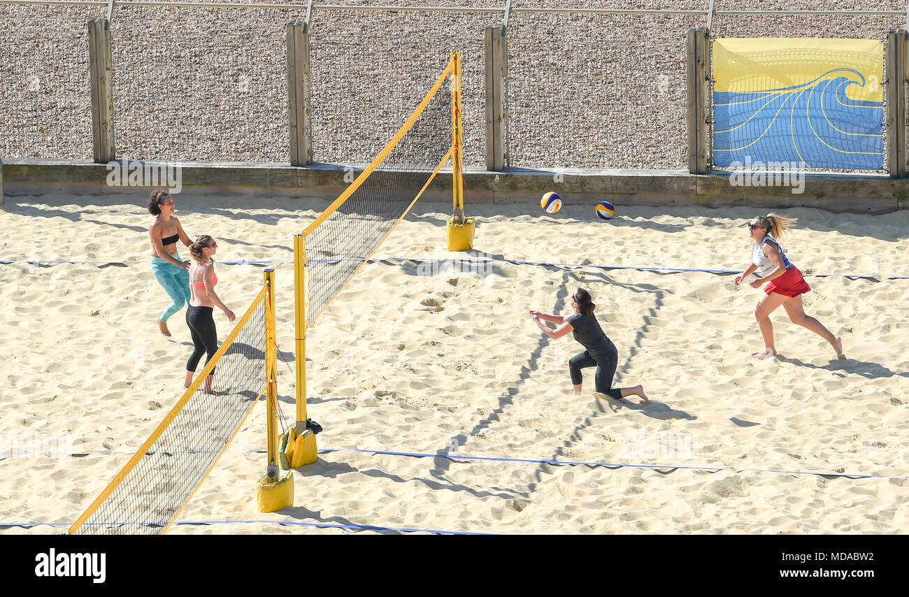 Brighton, UK. 19 Apr, 2018. Es ist an der Yellowave Beachvolleyball am Strand von Brighton beschäftigt heute morgen als Spieler, die die meisten von einem anderen heißen, sonnigen Tag zu machen. Die heissen, sonnigen Wetter ist in Großbritannien mit Temperaturen erwartet In den 20er Jahren in Teilen der South East Credit zu erreichen: Simon Dack/Alamy Live News, um fortzufahren Stockfoto